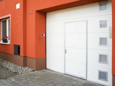 design garážových vrat hladký (bílá barva) se čtvercovými okénky a integrovaným vstupem
