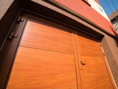 Dvoukřídlá vrata s panely design hladký, vodorovné uspořádání, imitace dřeva cherry amaretto